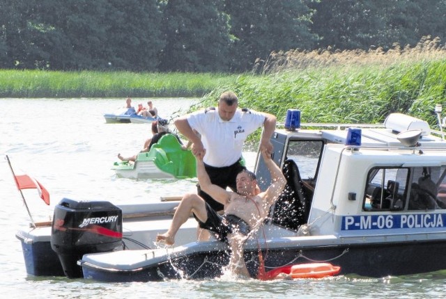 W ramach pokazu policjanci wyciągnęli z Wigier tonącego mężczyznę.