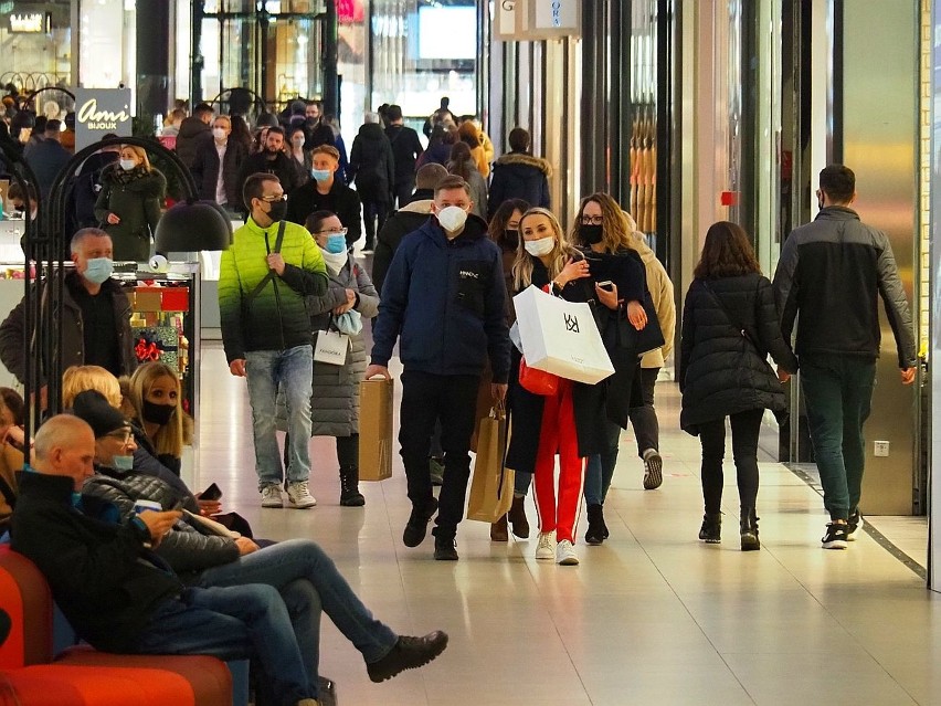 Tłumy klientów w galeriach w Łodzi! Dziś ostatni dzień w centrach przed lockdownem! ZDJĘCIA