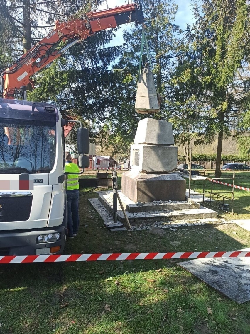 I po pomniku. Z Białego Boru zniknął obelisk Armii Czerwonej [zdjęcia]