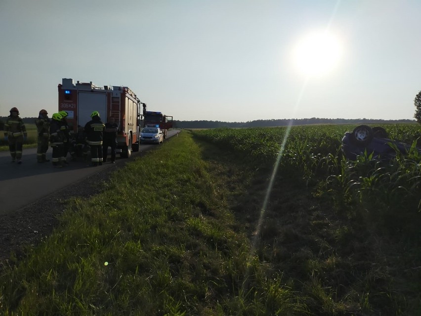 Powiat lubelski: Dachowanie w kukurydzy. Ranna dwudziestolatka trafiła do szpitala