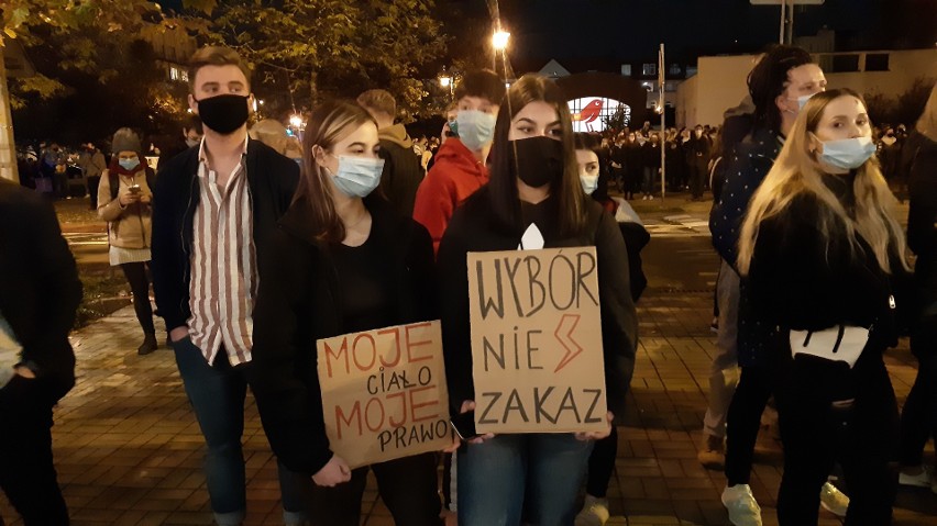 Protest kobiet przed archikatedrą i na ulicach Katowic, 26...