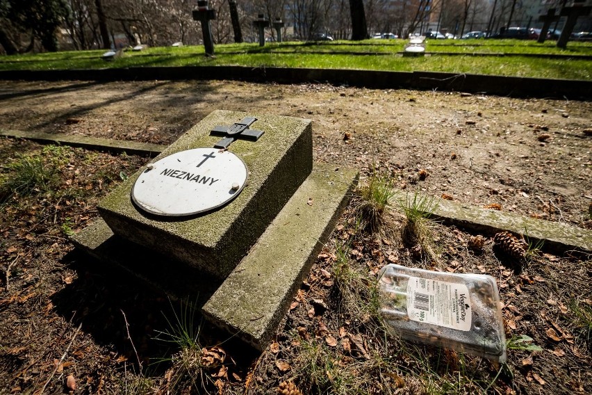 Wydaje się, że na cmentarzu Bohaterów Bydgoszczy służby...