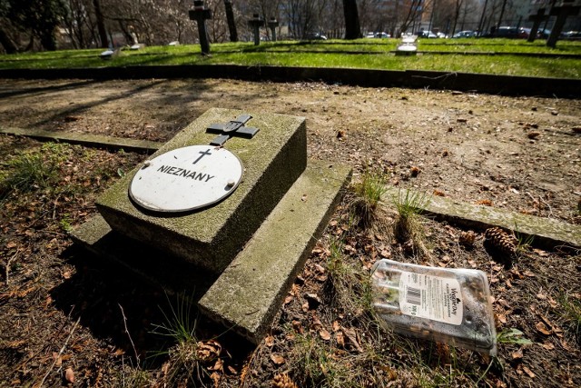 Wydaje się, że na cmentarzu Bohaterów Bydgoszczy służby porządkowe nie pracowały od dawna. Na grobach leżą butelki i puszki po alkoholu, mogiły są zaniedbane, cokół, na którym ustawiony jest krzyż wznoszący się na ołtarzu polowym, jest odrapany, przydałoby się go odnowić.