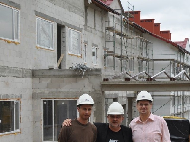 Dyrektor Jerzy Chojnacki (w środku) wraz z wykonawcami kierownikiem budowy Damianem Brzezińskim i dyrektorem biura realizacji Andrzejem Witkowskim na placu budowy.