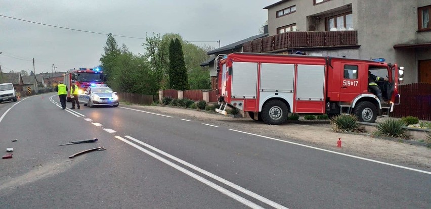 Wypadek na DK 42 w powiecie radomszczańskim. Samochód uderzył w słup i dachował [ZDJĘCIA]