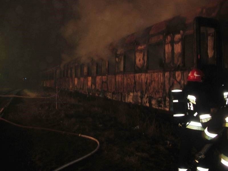 Pożar nieużywanych wagonów kolejowych w Krakowie. Dwie osoby nie żyją 