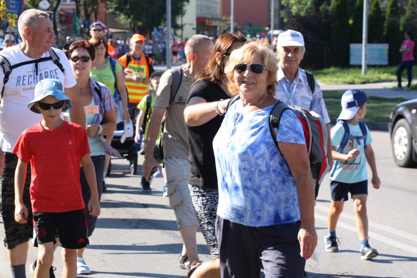 Oświęcimscy pątnicy w pięciu grupach z dekanatów:...