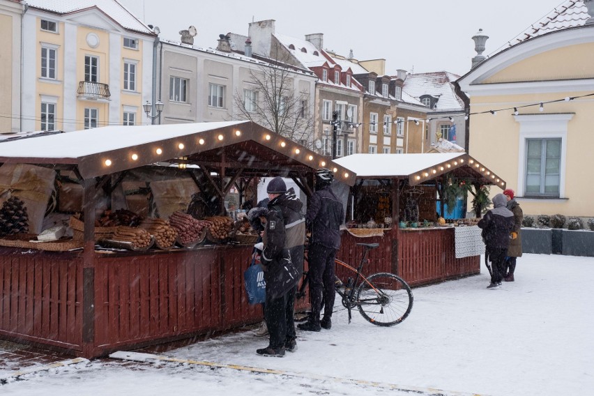 Jarmark Świąteczny w Białymstoku. Stoiska i kolorowe iluminacje wypełniły Rynek Kościuszki (zdjęcia)