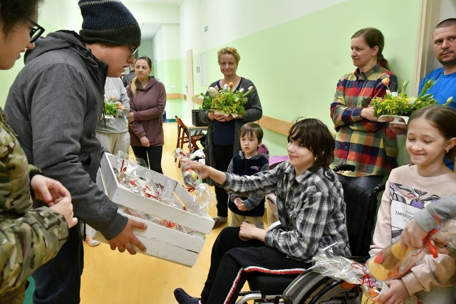 Świąteczne prezenty przygotowane przez niepełnosprawnych trafiły do głuchoniemych uchodźców wojennych z Ukrainy.
