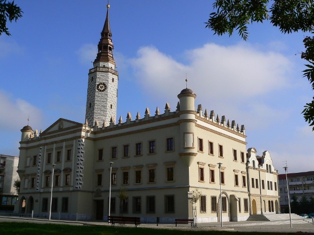 Miejska i Gminna Biblioteka Publiczna w Głubczycach mieści się w ratuszu miejskim.