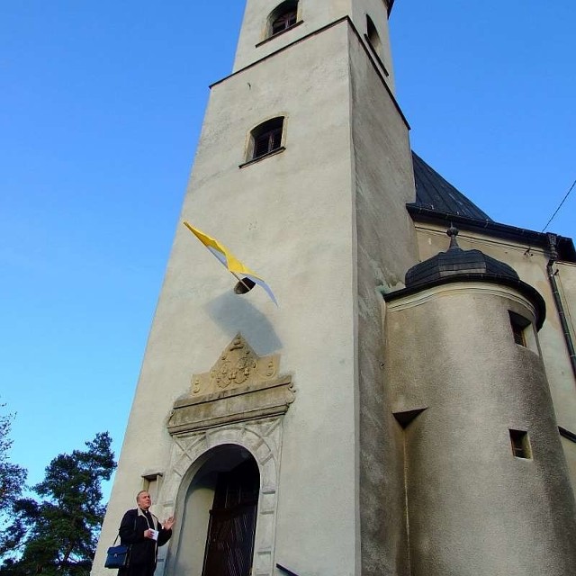 Wybudowany na wzgórzu kościół widać z daleka. - Dzwonnica liczy blisko 30 metrów - mówi proboszcz Ferdynand Wójcik.