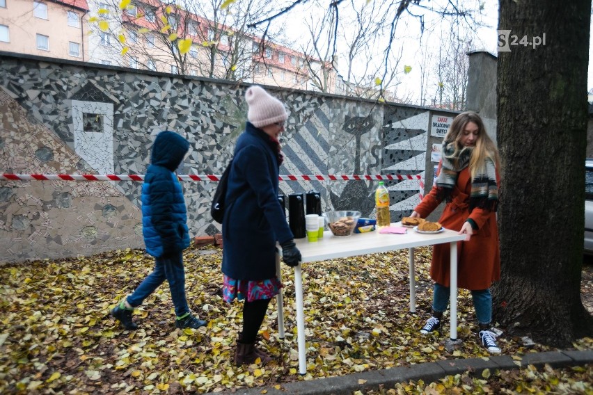 Nowa mozaika w Szczecinie. Piesek na kamienicy koło Turzyna [ZDJĘCIA]