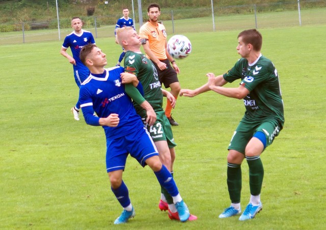 Sokół Sieniawa (niebieskie stroje) bezproblemów ograł Hetman Zamość.