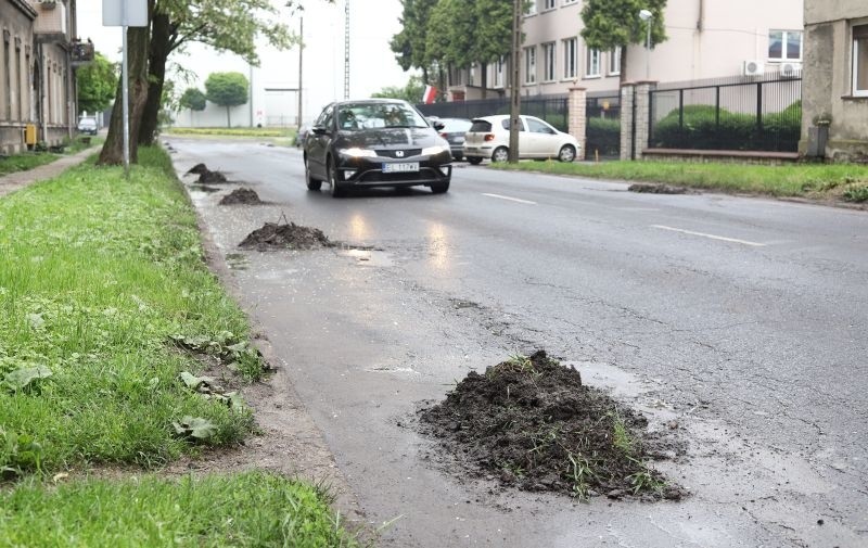 Na ul. Proletariackiej ekipy porządkowe pozgarniały ziemię w...