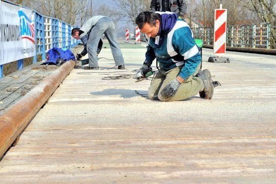 Stara drewniana przeprawa, którą często trzeba było remontować, zostanie rozebrana. Nowa stanie zaledwie kilkanaście metrów obok.