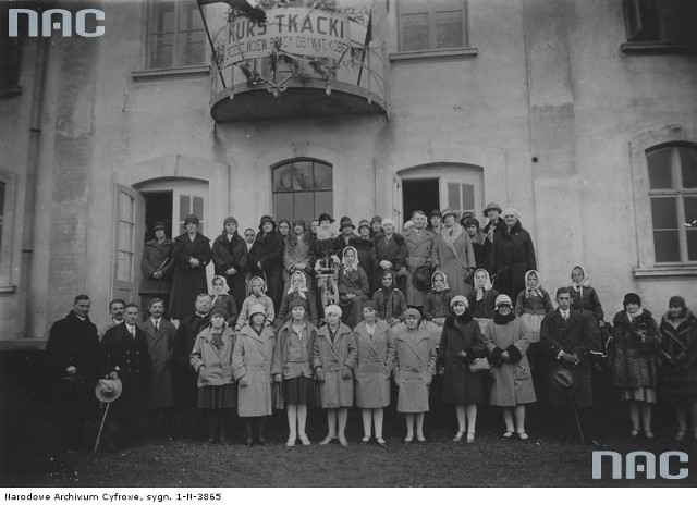 Otwarcie kursu tkackiego w Rudkach zorganizowanego przez Zrzeszenie Wojewódzkie Pracy Obywatelskiej KobietRok: 1929
