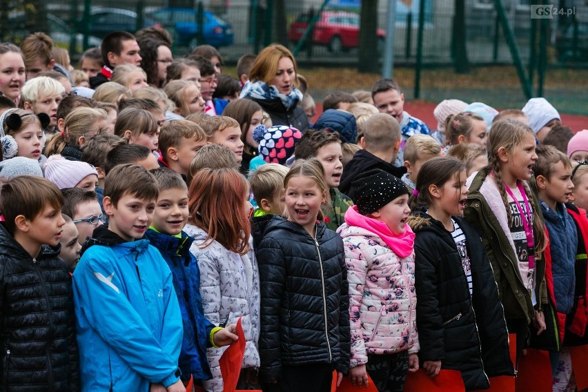 Zachodniopomorskie: Uczniowie i nauczyciele bili "Rekord dla Niepodległej". Był marsz, flaga i wspólne śpiewanie hymnu [WIDEO, ZDJĘCIA]