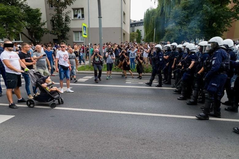 Mężczyźnie z dziecięcym wózkiem, który próbował zablokować...