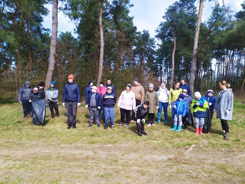 Uczniowie Szkół Specjalnych w Adamowie sprzątali las,...