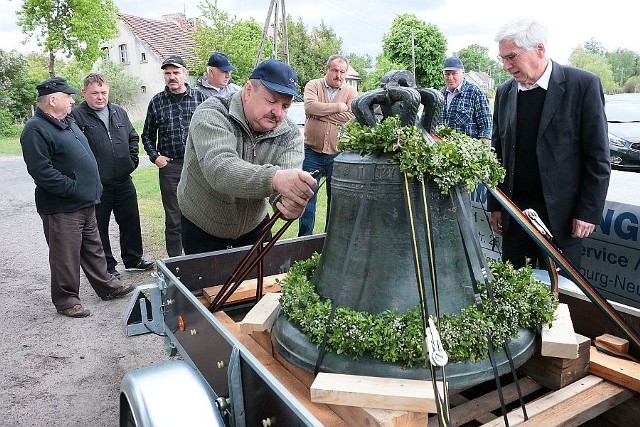 Przy przenoszeniu dzwonu pomagał Grzegorz Grabarek. Zaznaczał, że to wielkie święto całej wsi.