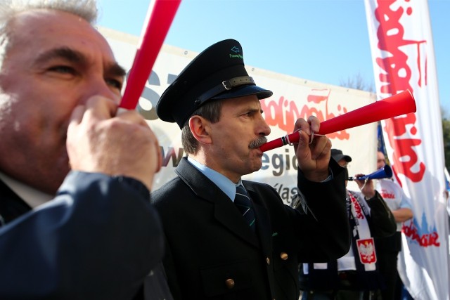 Solidarność protestowała już przed urzędem marszałkowskim. M.in. przeciwko zmianom organizacyjnym firmy