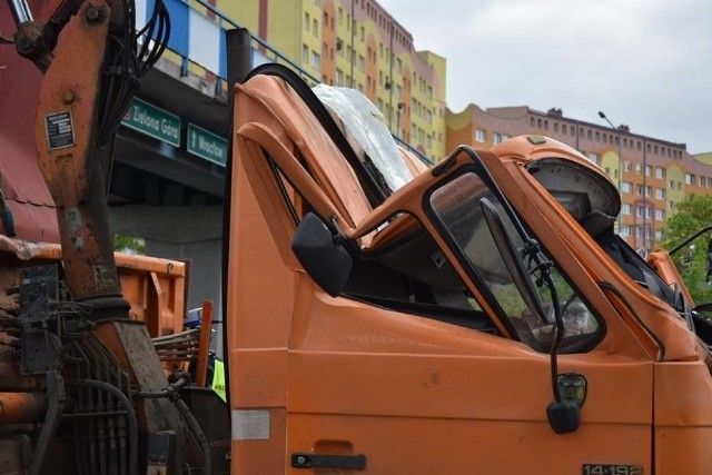 Dwie osoby trafiły do lubińskiego szpitala po tym jak pojazd ciężarowy, którym jechały, zahaczył o kładkę przy ulicy Komisji Edukacji Narodowej w Lubinie.WIĘCEJ INFORMACJI I FILM Z WYPADKU - KLIKNIJ DALEJ