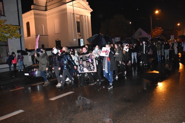 We wtorek 27 października w Golubiu-Dobrzyniu tłumy mieszkańców miasta przeszły ulicami miasta w ramach tzw. "Czarnego spaceru". To protest i wyraz sprzeciwu wobec wyroku Trybunału Konstytucyjnego, który orzekł, że aborcja z powodu ciężkiej wady płodu jest niezgodna z konstytucją