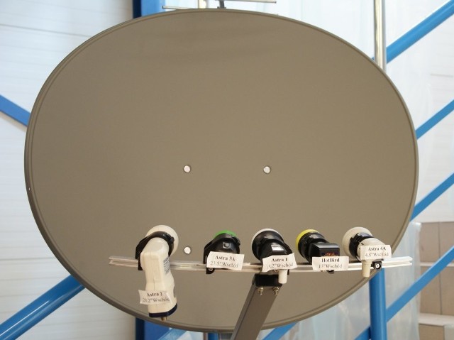 Antena satelitarnaIstnieją anteny, na których można zainstalować kilka konwerterów odbierających sygnał z większej liczby satelitów.