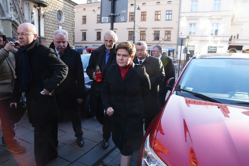 Kraków. Beata Szydło złożyła kwiaty pod francuskim konsulatem [ZDJĘCIA]