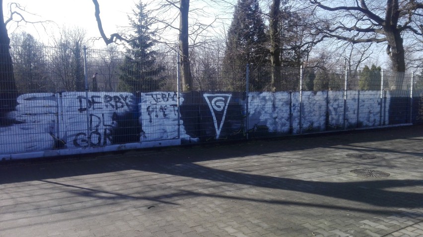 Górnik Zabrze - Piast Gliwice. Zamalowane graffiti przy...