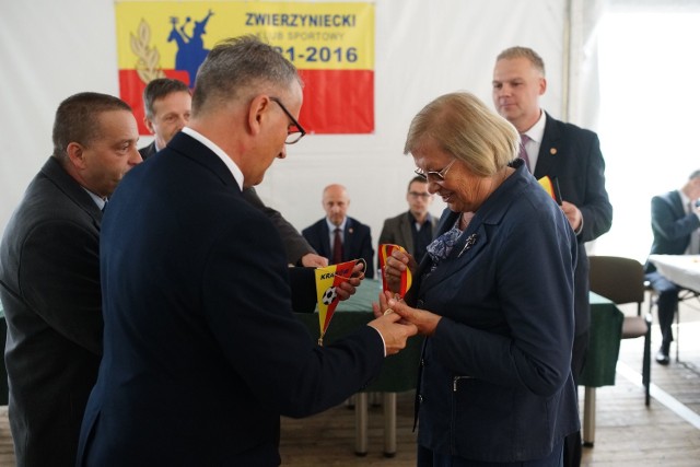 Prezes Zwierzynieckiego Robert Parys wręczał byłym zawodnikom pamiątkowy proporczyk i medal