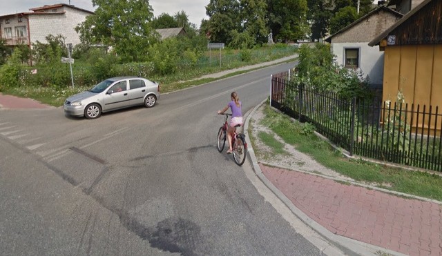 W programie Google Street View automatycznie zamazywane są ludzkie twarze i tablice rejestracyjne samochod&oacute;w, ale na zdjęciach można rozpoznać siebie lub kogoś znajomego po charakterystycznej sylwetce, ubraniu lub miejscu. A może to ciebie upolowała kamera Google'a - na spacerze z psem, w czasie zakup&oacute;w lub podczas rowerowej przejażdżki po Wieniawie? Zobacz zdjęcia!