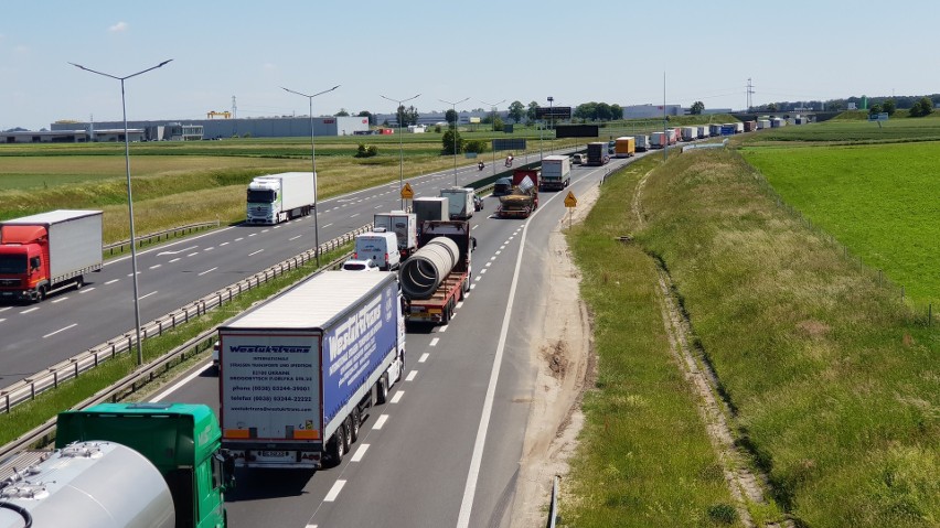 Z powodu prac remontowych, na autostradzie powstawały...