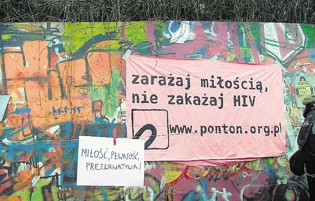 "Zarażaj miłością, nie zakażaj HIV" to  jedno z haseł, którym młodzi doradcy z Pontonu chcą zachęcić młodzież do rozmowy o potrzebie edukacji seksualnej