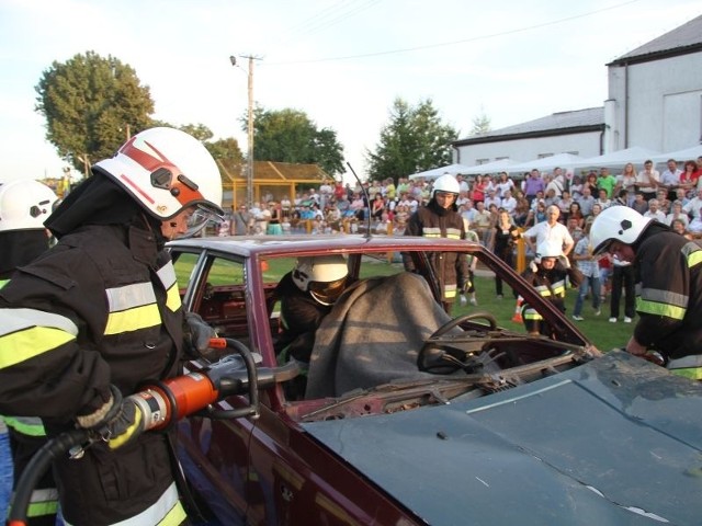 Przed pokazem jednak stan wozu strażackiego osobiście sprawdził członek Zarząd Województwa Piotr Żołądek.