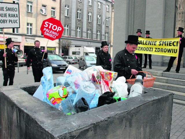 Akcji protestacyjnych w sprawie palenia śmieci, smogu, z którym musimy żyć, czystości powietrza i jakości naszego zdrowia, jak ta sprzed kilku lat w centrum Katowic, jest bardzo dużo. Wciąż jednak trujemy siebie i sąsiadów. Argumenty zdrowotne przegrywają z argumentami ekonomicznymi. Bez wątpienia jednak ogromną rolę odgrywają tu ot, nasze niemądre przyzwyczajenia