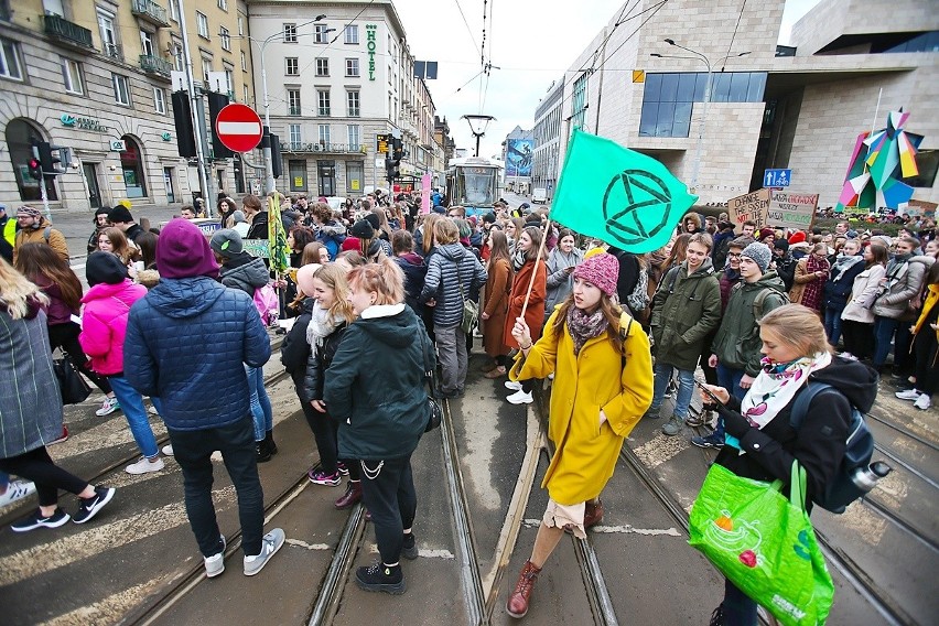 Młodzieżowy strajk klimatyczny w centrum Wrocławia. Uczniowie przeszli Świdnicką (ZDJĘCIA)