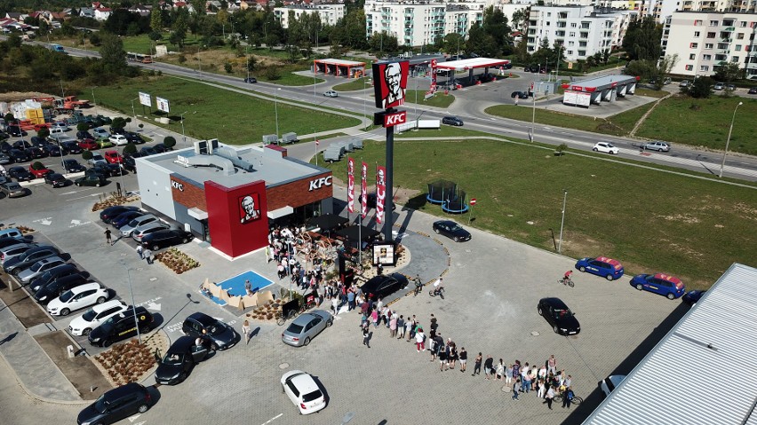 Rozdawali kubełki KFC za złotówkę! Zobacz otwarcie KFC w Kielcach [ZAPIS TRANSMISJI] 