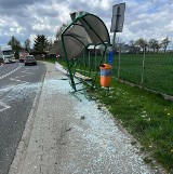 Wypadek na drodze wojewódzkiej nr 773 w powiecie krakowskim. Samochód osobowy wjechał w przystanek