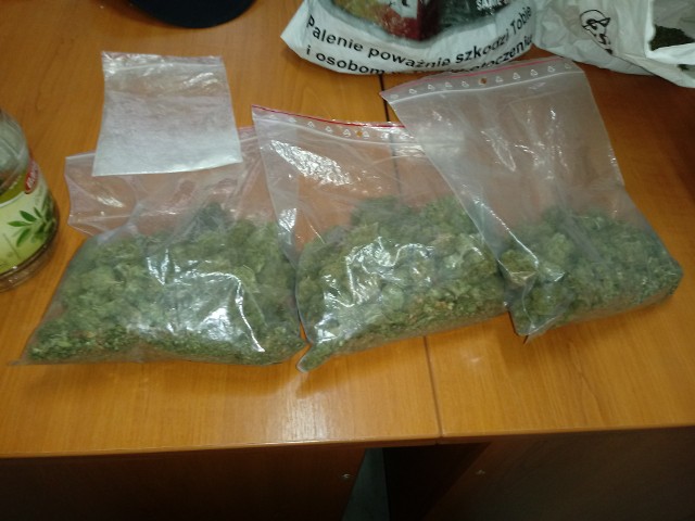 Policjanci zabezpieczyli pół kilograma niedozwolonych środków w tym marihuanę, amfetaminę i dopalacze.