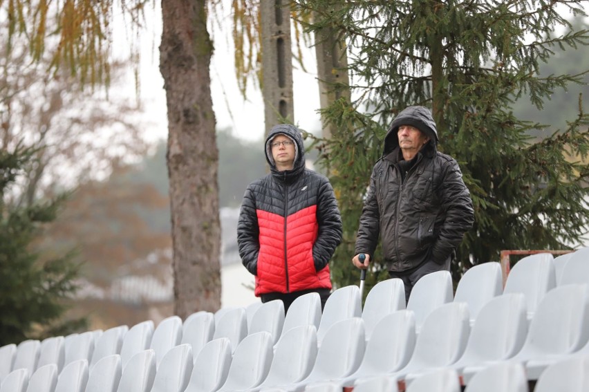 Byliście na trzecioligowym meczu derbowym  Korony II Kielce z Wisłą Sandomierz? Szukajcie się na zdjęciach