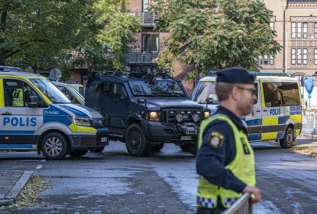 Policja monitoruje teren na miejscu strzelaniny w Kristianstad, Szwecja. W wyniku porachunków gangów kilka osób z ranami postrzałowymi trafiło do szpitala