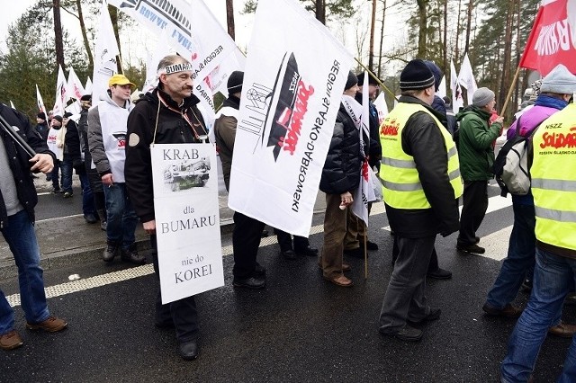 Strajk na Śląsku: Górnicy zablokowali drogi DK1 w Rzeniszowie i DK11 w Lublińcu