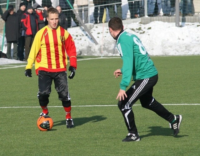 Estończyk Sander Puri (z piłką) po raz pierwszy zagrał w Koronie. Zaprezentował duże umiejętności techniczne.