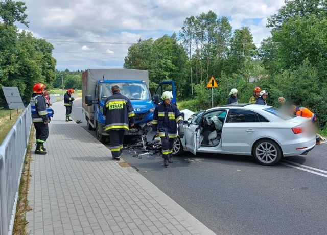 Wypadek wydarzył się na Drodze Wojewódzkiej Lisia Góra-Mielec. W Nowej Jastrząbce zderzyły się samochód osobowy i dostawczy