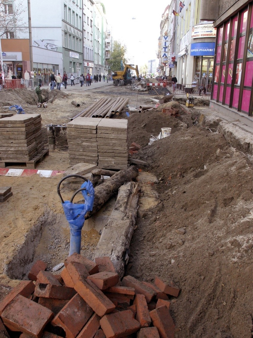 Wroc�aw 15-11-2005. budowa deptaku na ulicy o�awskiej fot....