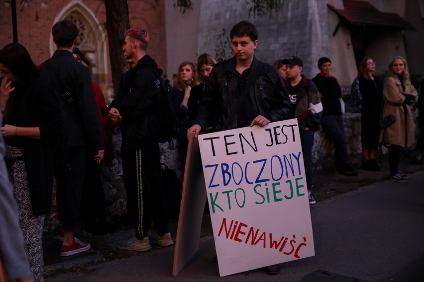 Więzienie za edukację seksualną? Protest środowisk LGBT przed krakowską kurią 