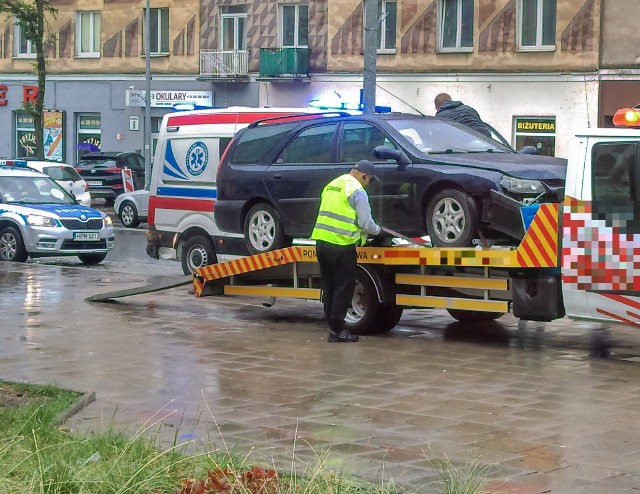 Dzisiaj, 2 lipca, około godziny 16 doszło do zdarzenia drogowego na ul. Sienkiewicza w Białymstoku, w którym uczestniczyły dwa pojazdy.Czytaj też: Knyszyn. Dramatyczna akcja. Policjanci ratowali mężczyznę na ulicy (zdjęcia, wideo)