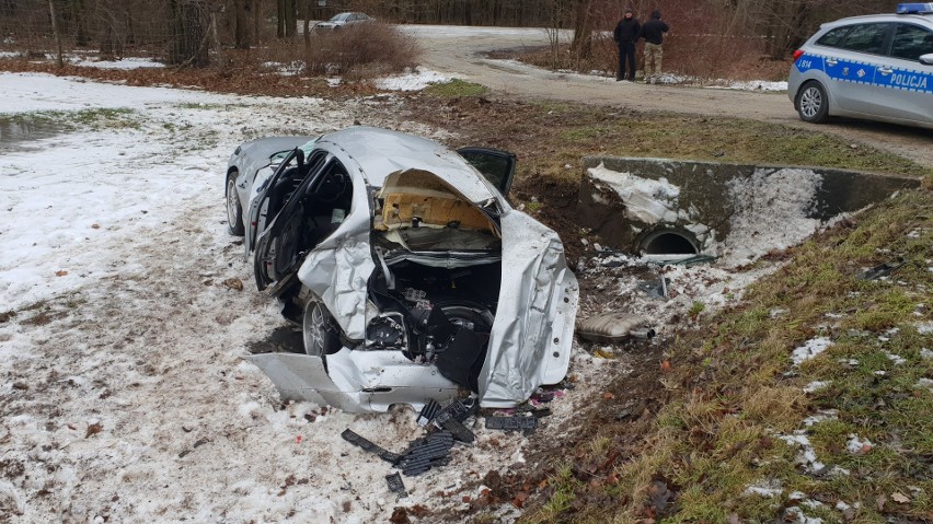 BMW dachowało na drodze krajowej nr 94 niedaleko Błotnicy...