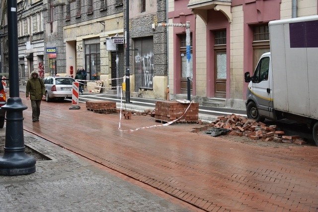 Kostka zdjęta z nawierzchni jest układana na paletach. Zostanie położona na nowo.